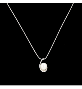 Necklace and pendant in white gold