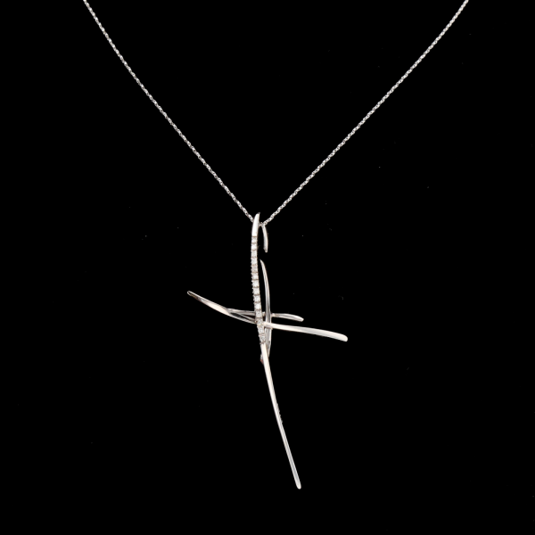 Collier pendentif croix en or gris