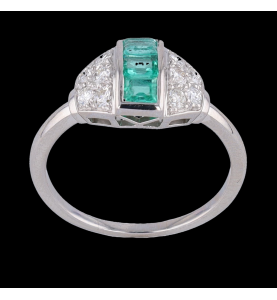Emerald white gold ring and diamonds
