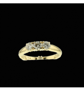 Ring gelbgold und drei Diamanten