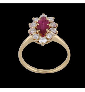 Ring aus Gelbgold mit Rubin und Diamantkorolle