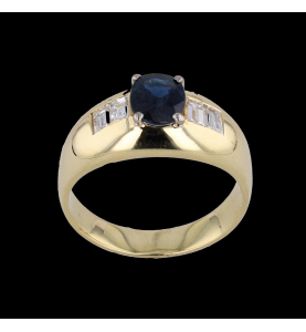 Ring aus Gelbgold mit Saphir und Diamanten