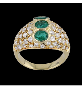 Ring aus Gelbgold mit Smaragden und Diamanten