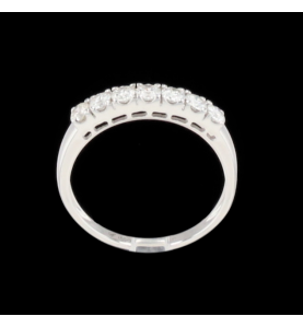 White gold ring with 7 diamonds