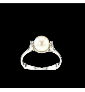 Weißer Perlenring und Diamanten
