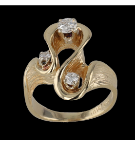 Yellow gold ring with 3 diamonds