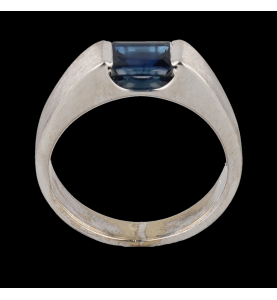 Ring aus Graugold Saphir im Rechteckschliff