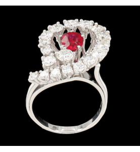 Ring aus Rubin und Diamanten
DIAMANT-SOLITÄR-HALSKETTE