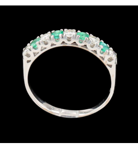 Ring aus Weißgold mit Smaragden und Diamanten