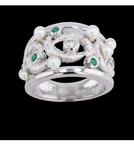 Ring aus Graugold mit Perlen, Smaragden und Diamanten.
