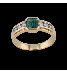 Ring aus Gelbgold mit Smaragd und Diamanten