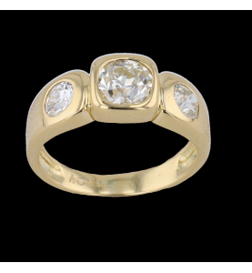 Yellow gold ring with 3 diamonds.