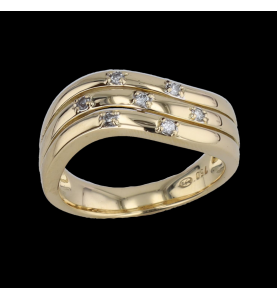 7-diamond yellow gold ring