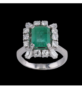 Ring aus Graugold mit Smaragd und Diamanten