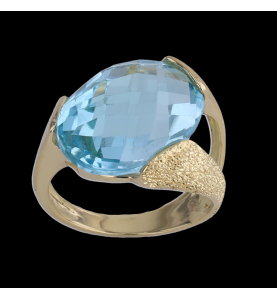 Yellow gold and topaz ring