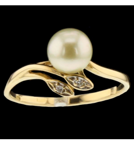 Pearl and diamond yellow gold ring