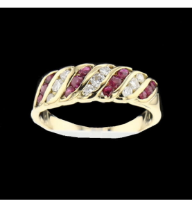 Ruby yellow gold ring and diamonds