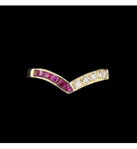 Ruby yellow gold ring and diamonds