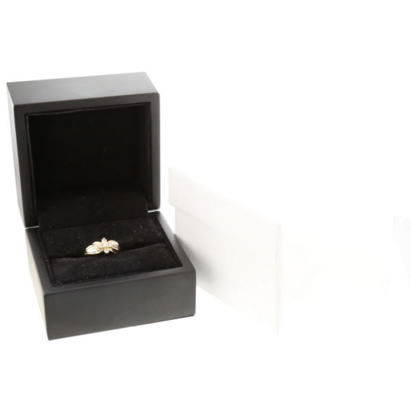 BAGUE_EN_OR_JAUNE_ET_DIAMANTS image