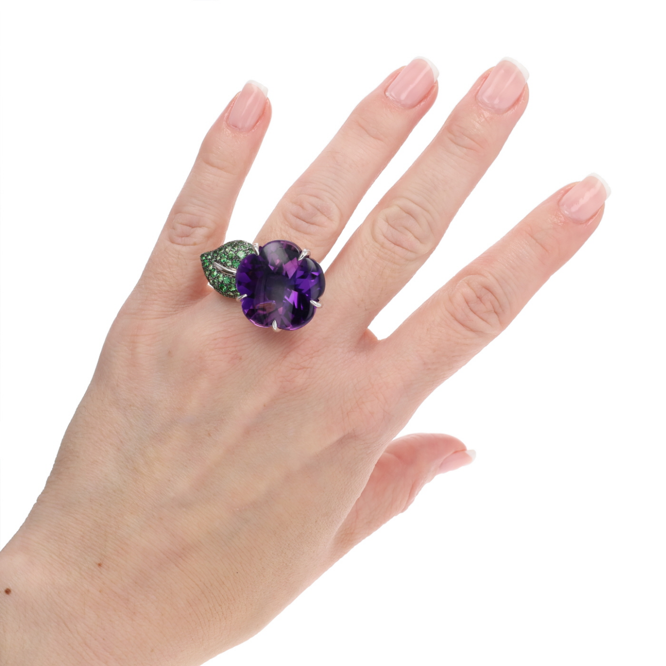 BAGUE_CHANEL_CAMELIA_AQUATIQUE_EN_OR_BLANC image